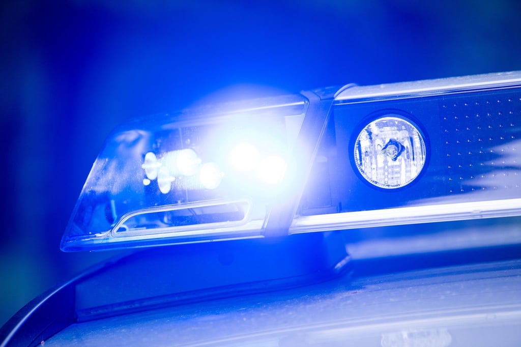 Ein Blaulicht leuchtet auf dem Dach einer Polizeistreife.