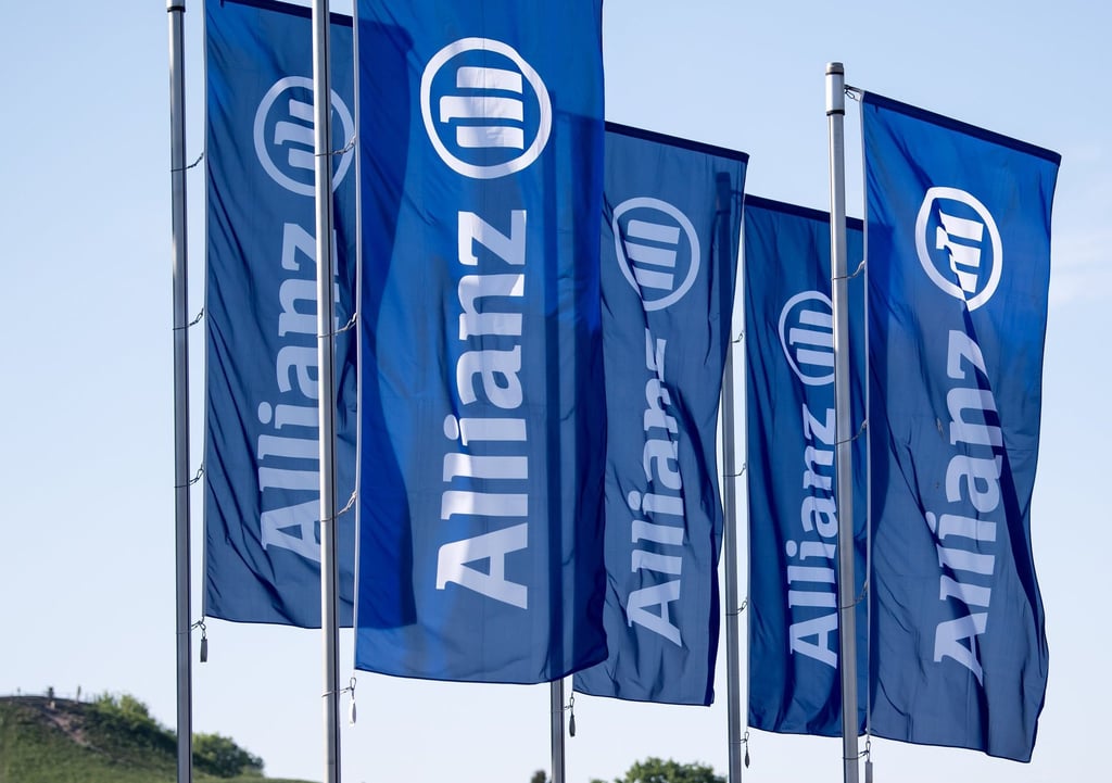 Fahnen des Versicherungskonzerns Allianz wehen im Wind.