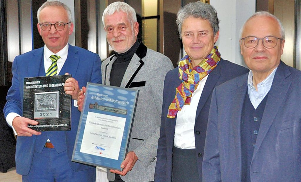 Die Plakette für das „Bauwerk des Jahres 2021“ nahm Dietrich Lührs (Leiter des Ökumenischen Domgymnasiums, v. l.) und eine Urkunde Architekt Ralf Niebergall von Landesbauministerin Lydia Hüskens und vom AIV-Vorsitzenden Joachim Stappenbeck entgegen.