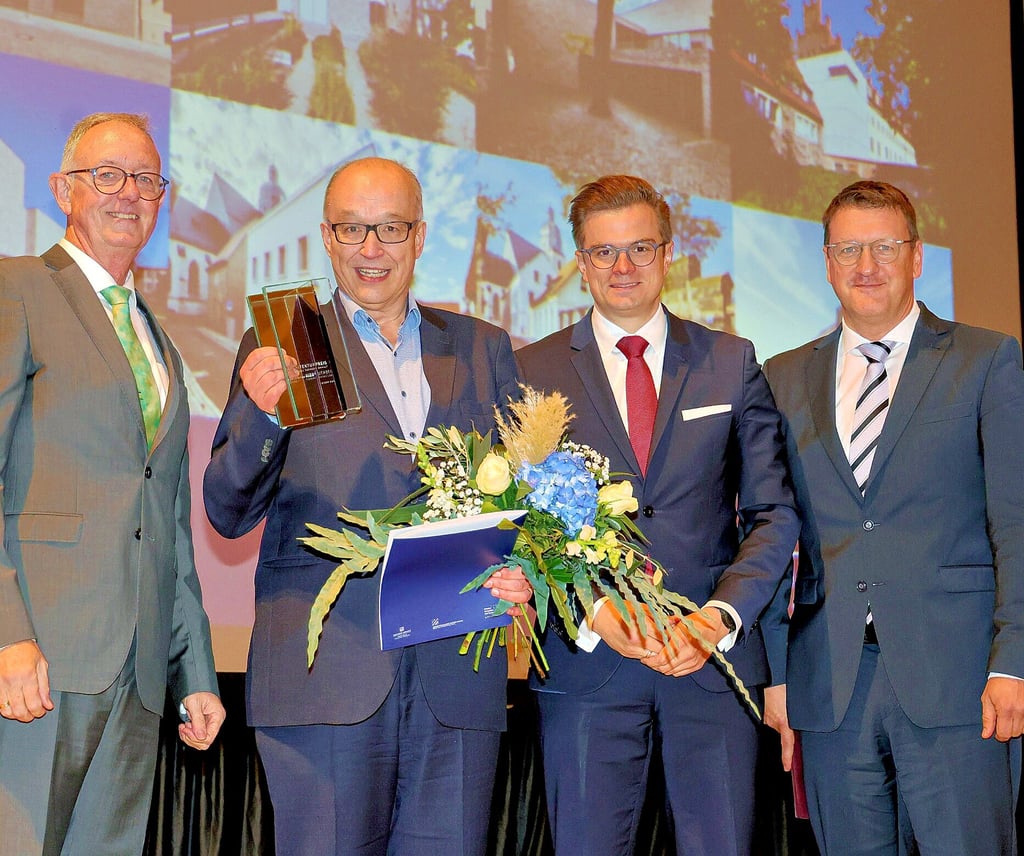 Der Direktor der Luther-Museen (Stiftung Luthergedenkstätten), Stefan Rhein (2.v.l.), hat den Architekturpreis von Sachsen-Anhalt bekommen. Vorgeschlagen hat ihn Wittenbergs Oberbürgermeister Torsten Zugehör (r.).