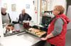 Die Köchin der Halberstädter Wärmestube, Antje Schmidt, teilt Frühstückan Bedürftige aus