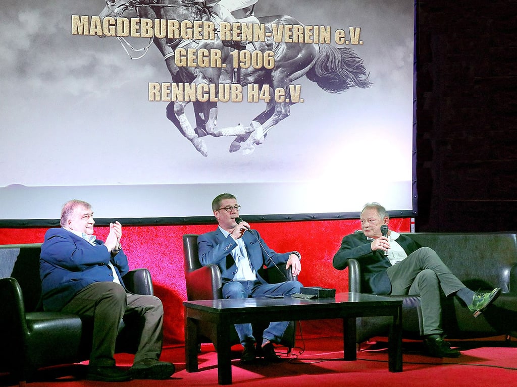 Fast wie bei „Wetten, dass“ mit Thomas Gottschalk auf dem Sofa: Renn-Vereins-Pressesprecher Frank Wiedemann mit Heinz Baltus (r.) und Andreas Leonhardt (l.) im Parkhotel Herrenkrug.