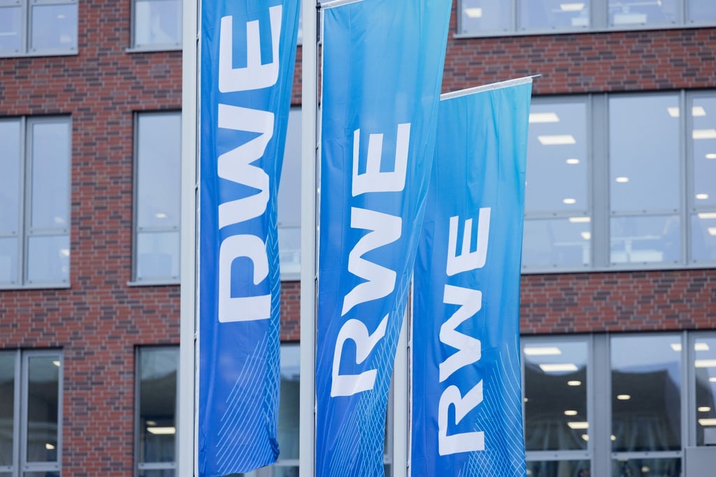 Flaggen wehen vor der Konzernzentrale vom Energiekonzern RWE in Essen.