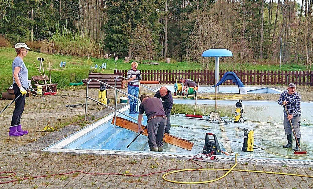 Arbeitseinsatz vor dem Saisonauftakt 2022 im Waldfreibad Elend: Da hat das Becken noch gehalten.