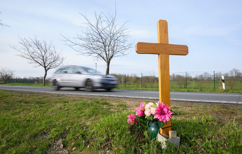 Ein Kreuz zum Gedenken an ein Opfer eines Verkehrsunfalls steht an einer Landstraße im Landkreis Hildesheim.