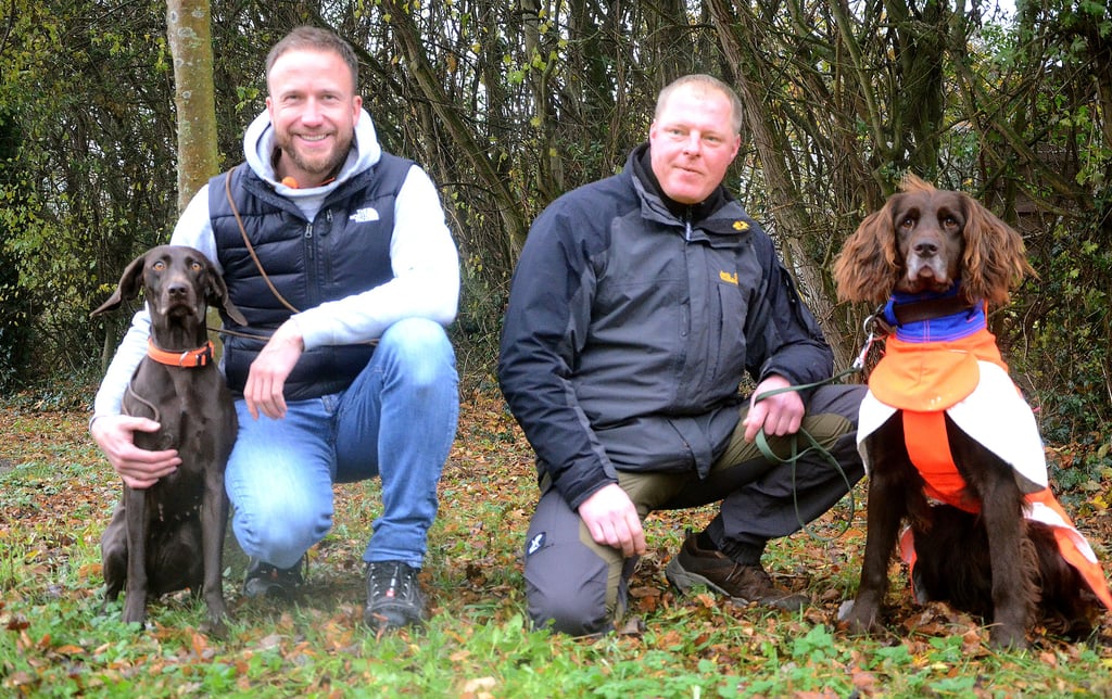 Ava vom Heidgrund mitihrem Besitzer Jens Mösenthin (links) und Tobias Thätner mit Cyra vom Räubersbark. Auf die Hunde und ihre Herrchen wartet heute noch eine spannende Herausforderung , sie werden mit einem Hubhscauber fliegen.
