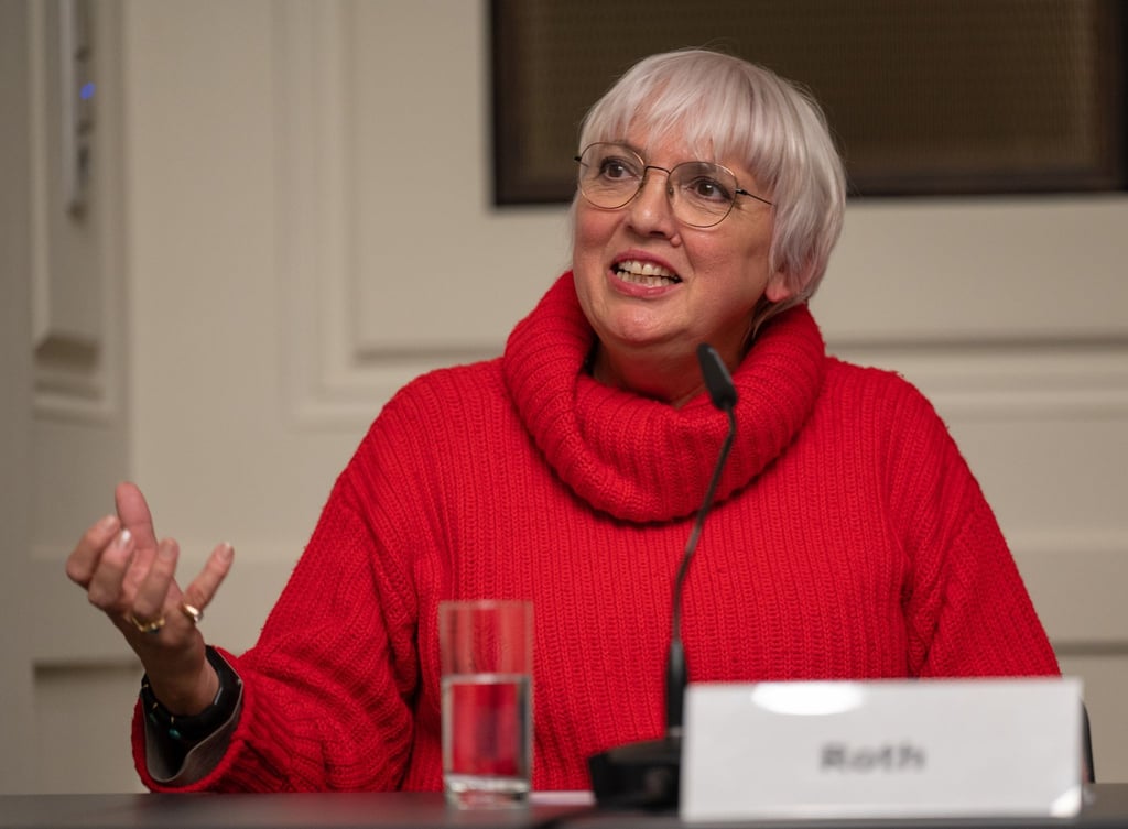 Kulturstaatsministerin Claudia Roth spricht bei einer Pressekonferenz.