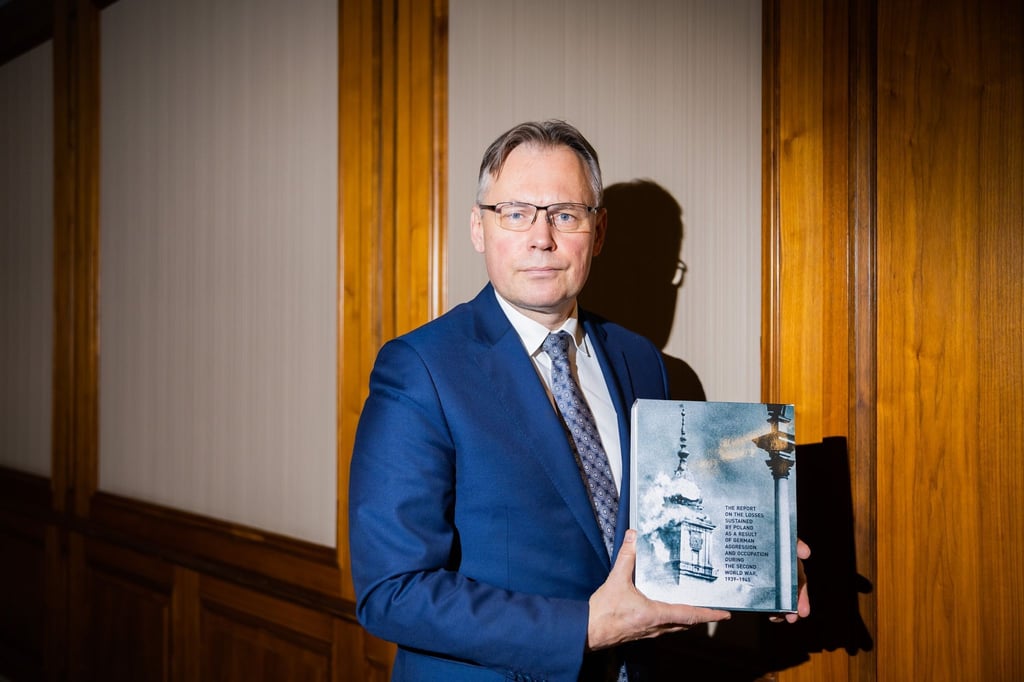 Arkadiusz Mularczyk, Vize-Außenminister von Polen, präsentiert beim dpa-Interview den Bericht über Reparationsforderungen Polens an Deutschland.