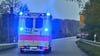 Mit Blaulicht ist ein Rettungswagen im Einsatz. Neue Fahrzeuge schafft der Harzer Eigenbetrieb Rettungsdienst an. 