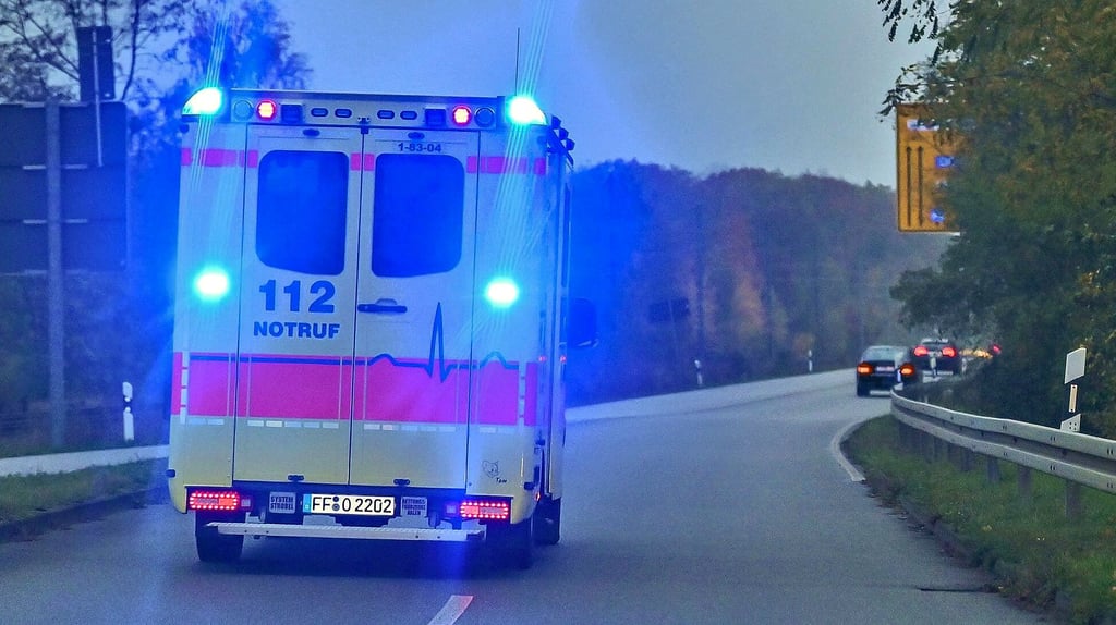 Mit Blaulicht ist ein Rettungswagen im Einsatz. Neue Fahrzeuge schafft der Harzer Eigenbetrieb Rettungsdienst an.