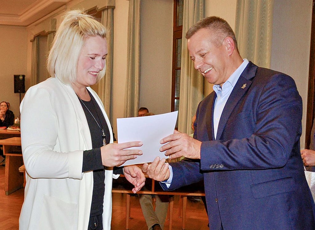 Conny Bergmann wird von Bernhard Hieber (SPD) als Dank für ihr Ehrenamt beim HSC Haldensleben ausgezeichnet.