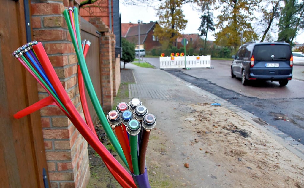 Nur noch einige wenige Kabel für den kommunalen Breitbandanschluss müssen an der Velsdorfer Straße in Calvörde in die Erde gebracht werden. Die Fahrbahn bekommt im Frühjahr eine schwarze Decke. Bis dahin ist die gesamte Straße noch eine Baustelle.