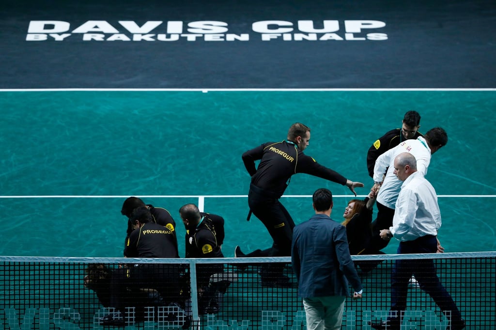 Klima-Aktivisten werden während des Davis-Cup-Viertelfinalspiels zwischen Kroatien und Spanien von Sicherheitskräften abgeführt.