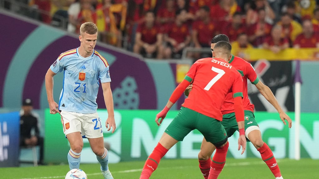 Dani Olmo trägt mit Spanien gegen Marokko ungewohntes Hellblau.
