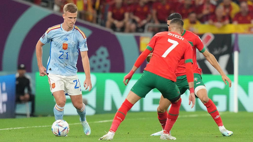 Dani Olmo trägt mit Spanien gegen Marokko ungewohntes Hellblau.