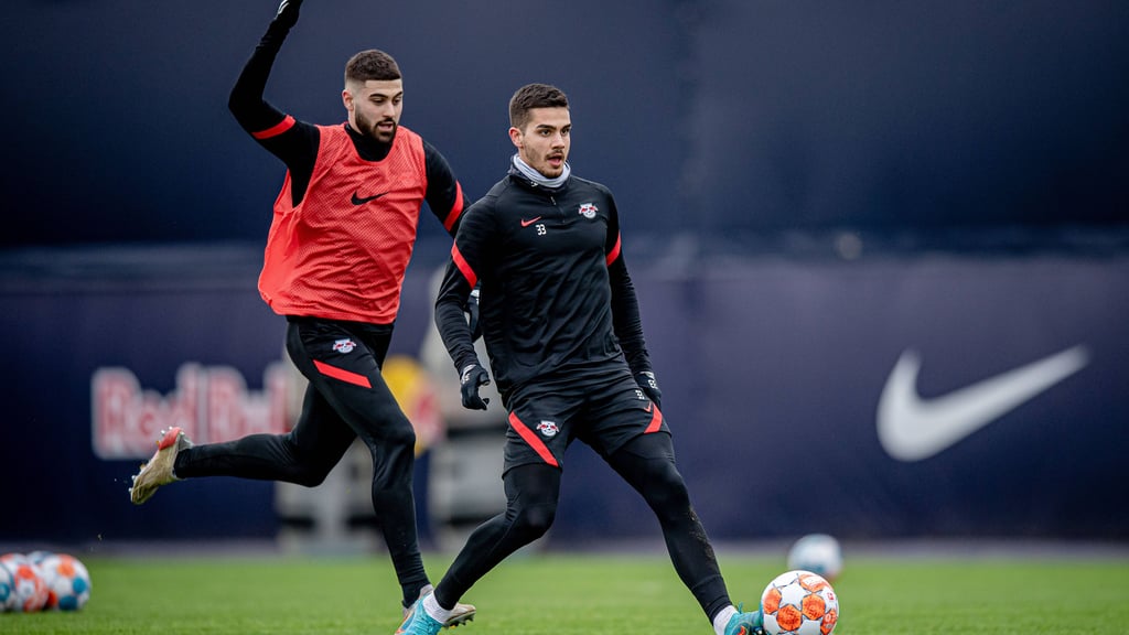 Josko Gvardiol (l.) und RB-Teamkollege André Silva.