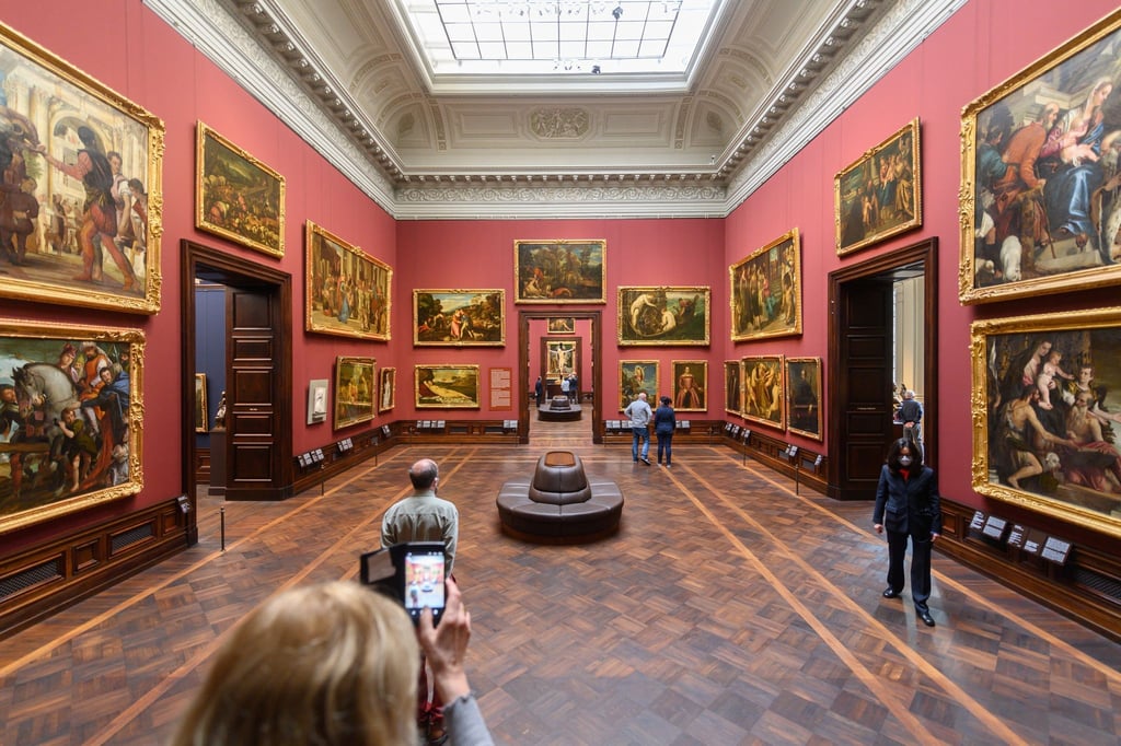 Besucher betrachten in der Gemäldegalerie Alte Meister Bilder.