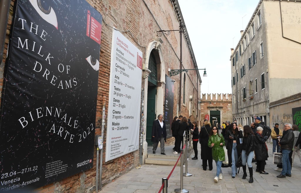 Besucher vor dem Eingang des Arsenale-Geländes bei der 59. Kunstbiennale.