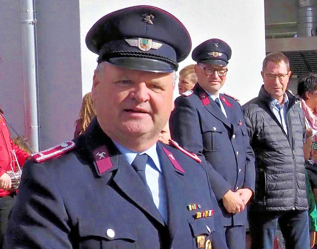 Bürgermeister Dirk Heinemann, hier bei der Einweihung des Rohrsheimer Gerätehauses, ist seit langem auch als ehrenamtlicher Feuerwehrmann aktiv.