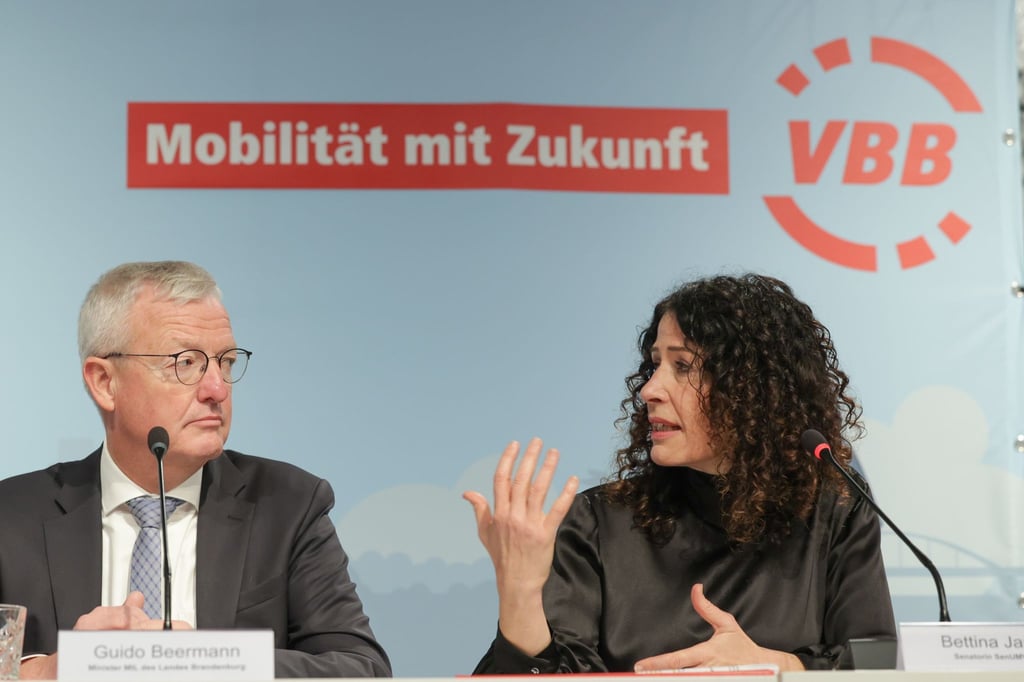 Guido Beermann (l)und Berlins Mobilitätsenatorin Bettina Jarasch bei der Pressekonferenz vom VBB.