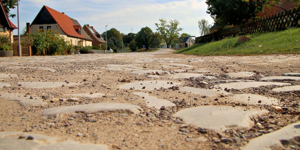 Die Straße zwsichen der Fährstelle und der Schleuse in Gottesgnaden soll ebenso saniert werden. Hierbei handelt es sich noch um ein Vorhaben zur Schadensbeseitigung nach dem Saalehochwasser vor fast zehn Jahren.