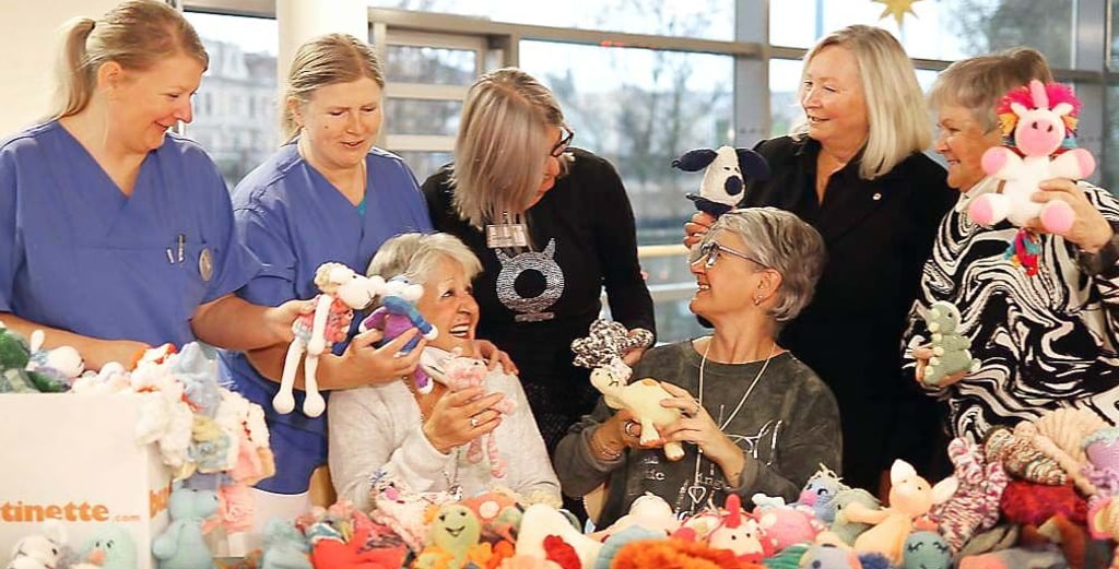 Brigitte und Cathleen Seuthe spenden Häkel- und Stricksachen für das Elisabeth-Krankenhaus in Halle.