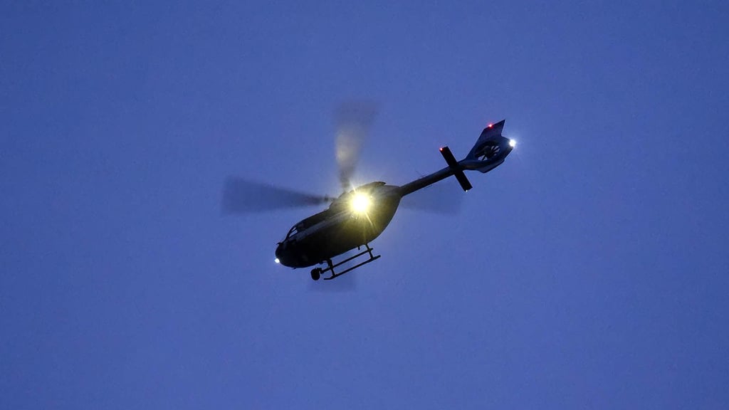 Mit einem Polizeihubschrauber haben die Beamten nach einem vermissten Mann in Schönebeck gesucht. Am Ende wurde ein Jäger fündig. .
