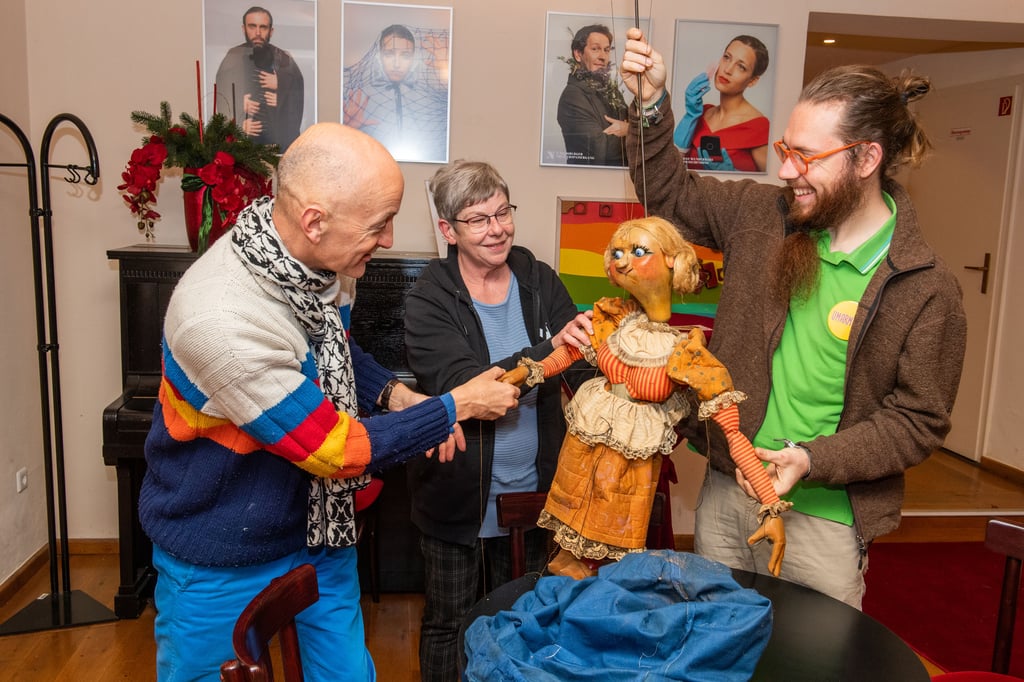 Stefan Rudel (r.) übergibt im Naumburger Theaterfoyer dem Intendanten Stefan Neugebauer und Mitarbeiterin Petra König im Auftrag eines Freundes eine Marionette, die einst Intendant Peter Stahl aus Dank verschenkt hatte. Welchen Platz die "Bärbel" genannte Puppe erhalten soll, steht noch nicht fest. Vielleicht ein Ehrenplatz im Foyer?