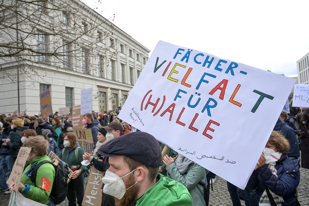 Während der Diskussion um den Sparkurs kam es auf dem Uniplatz in Halle wiederholt zu Demonstrationen - wie hier im Frühjahr.