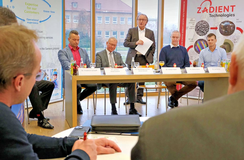 Hilmar Tiefel, Geschäftsführer von Silicon Products, stellt die im Chemiepark Bitterfeld-Wolfen geplante Millioneninvestition vor.