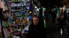Eine Frau geht am Montag durch den Tajrish-Basar in Teheran.