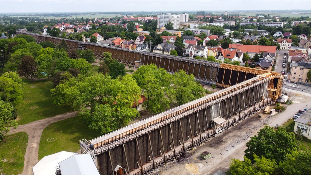 Das Querstück des Gradierwerks Bad Dürrenberg ist fertig. Das Laga-Gelände im Kurpark daneben noch längst nicht.