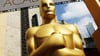 Eine überdimensionale Oscar-Statue steht vor dem Dolby Theatre in Los Angeles.