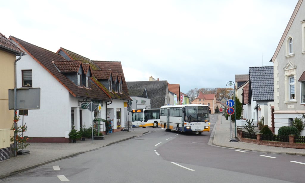 Immer wieder kommt es vor, dass Fahrzeuge, die aus der Westpromenade auf die Schulstraße einbiegen, auf die Gegenfahrbahn geraten. Wenn diesem Fahrzeug dann ein anderes entgegenkommt, das in die Westpromenade einbiegen möchte, wird es eng. Daher gibt es Vorschläge, auf diesen Abschnitt die Einbahnstraßenregelung anzuwenden und/oder ein absolutes Halteverbot einzurichten.