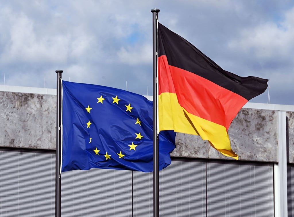Vor dem Bundesverfassungsgericht in Karlsruhe wehen die Europa- und die Deutschlandflagge.