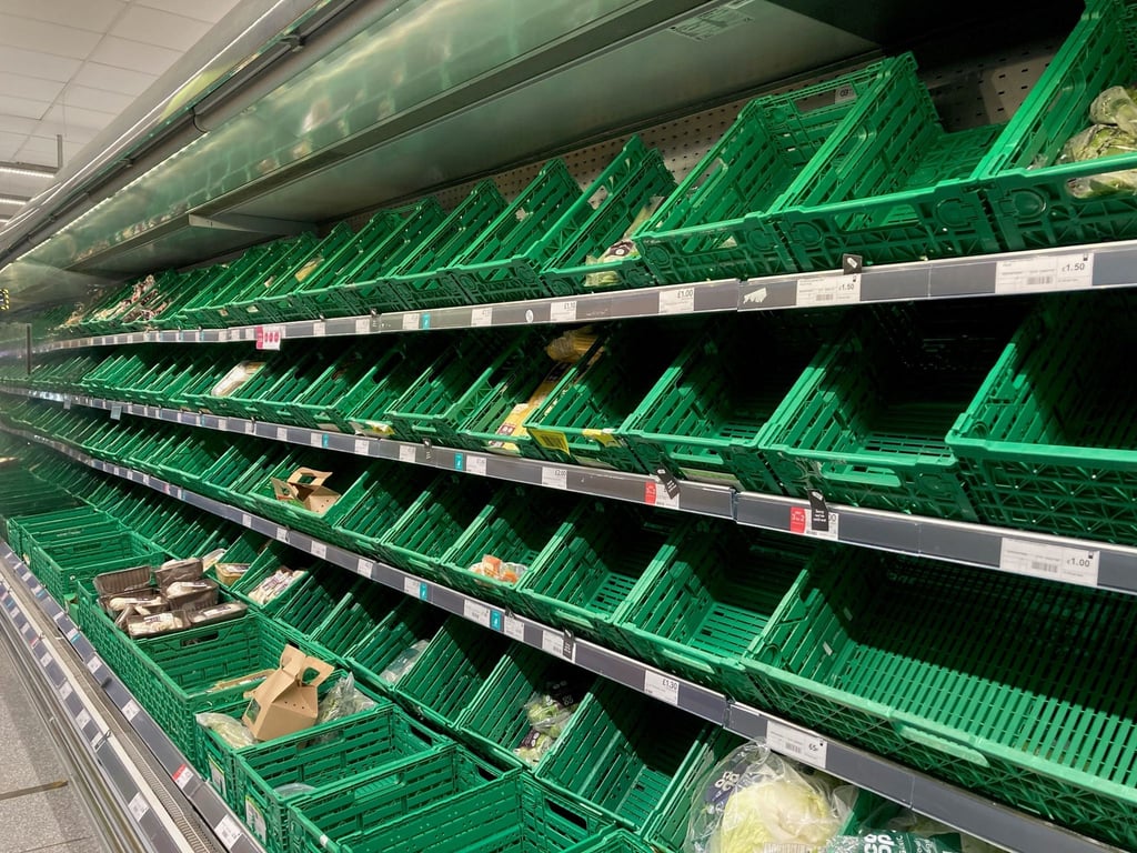 Leere Regale in der Gemüseabteilung eines Co-op-Supermarkts in London. Britische Bauern warnen angesichts enorm gestiegener Preise vor Versorgungsproblemen.
