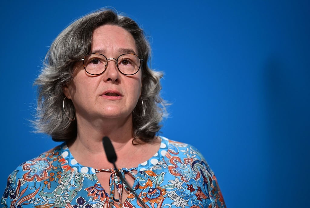 Heike Werner (Die Linke), Ministerin für Arbeit, Soziales, Gesundheit Frauen und Familie von Thüringen spricht während einer Regierungs-Pressekonferenz.