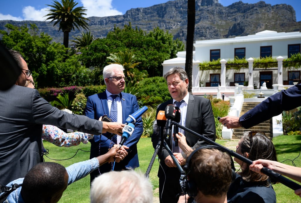 Robert Habeck (Bündnis 90/Die Grünen, r), Bundesminister für Wirtschaft und Klimaschutz, und Alan Winde, Regierungschef der Provinz Western Cape treten nach ihrem Gespräch im Leeuwenhof vor die Presse.