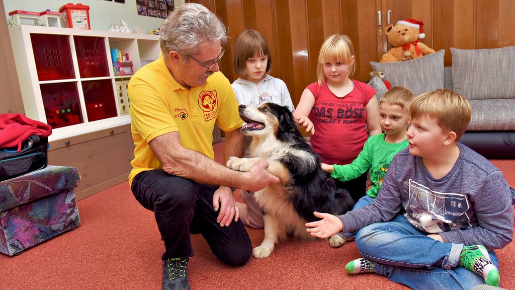 Olaf Glow besucht mit Sandro unter anderem regelmäßig die Kinder aus der Tagesgruppe „Kupferwichtel“ in Eisleben.