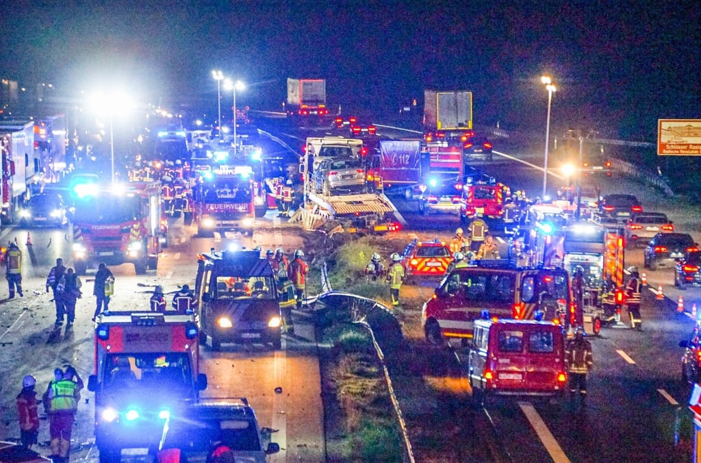 Feuerwehr- und Rettungsfahrzeuge stehen nach dem LKW-Unfall bei Raststatt auf der auf der Autobahn 5.