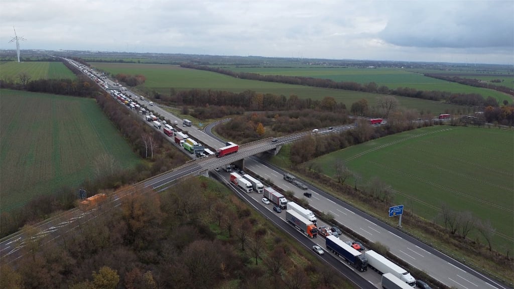 Auf der A2 staut es sich bei Eilsleben in Richtung Westen. Auch die Umleitungsstrecke ist überlastet. Foto: