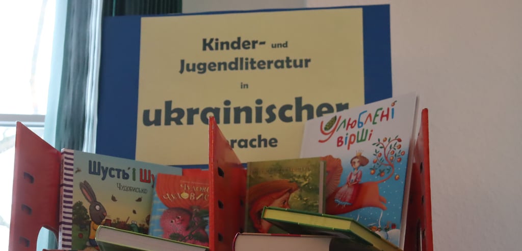 Ein Regal mit ukrainischen Büchern gibt es jetzt in der Klötzer Bibliothek. Um die Bücher ausleihen zu können, braucht es jemanden, die die Formulare übersetzen kann. Foto: Markus Schulze