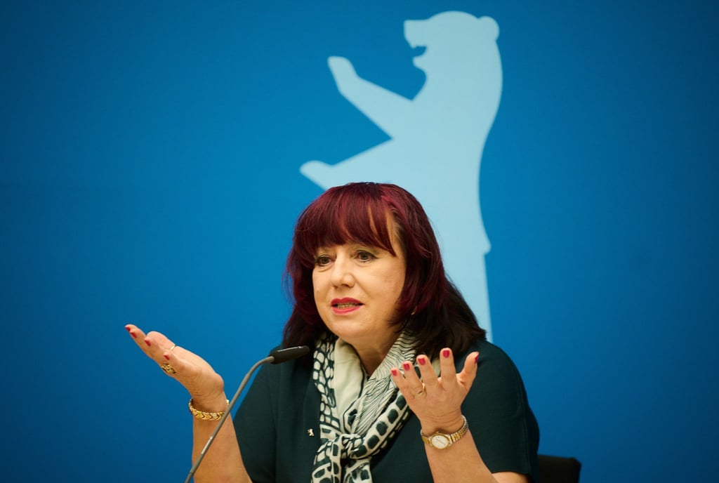 Berlins Bildungssenatorin Astrid-Sabine Busse spricht während einer Pressekonferenz.