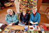 Gudrun Meilick,  Karin Kremer und  Rita  Günther (von links) sind die  guten  Seelen  der Bücherkirche. Im Hintergrund steht  der Bücherbaum. 