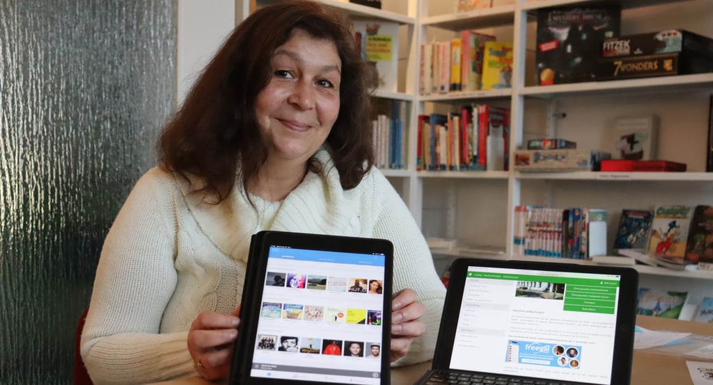 Ilka Prager, Leiterin der Stadt- und Kreisbibliothek in Klötze, freut sich, nach vierjähriger Suche einen Streaminganbieter gefunden zu haben. Mit dem können Bibliotheksnutzer jederzeit mehr als 15 Millionen Lieder, Musikvideos und Hörbücher streamen.