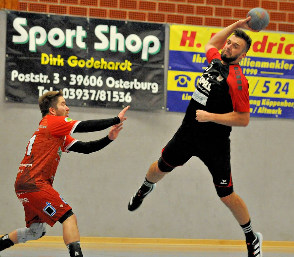 Steuert zwei Treffer zum 38:37-Auswärtssieg seiner Irxleber in Seehausen bei: Kevin Krause (rechts, am Ball).