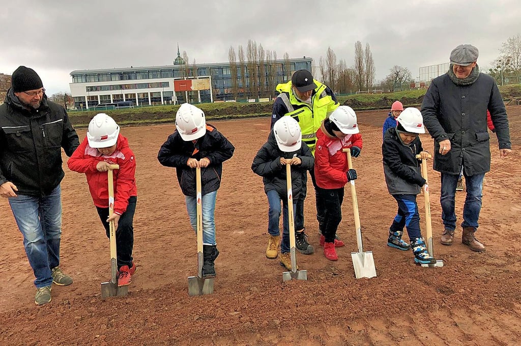 Kinderarbeit. Der Nachwuchs von SV Einheit durfte unter Aufsicht des Oberbürgermeisters (rechts) den Spatenstich vornehmen.