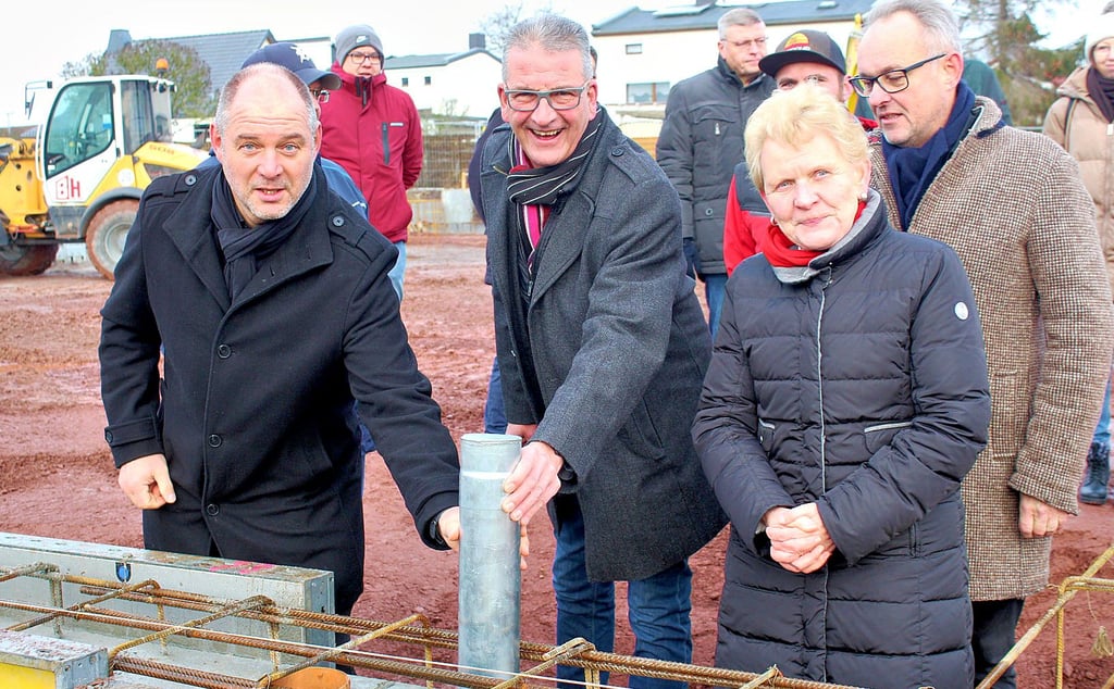 Ratsvorsitzender René Stürmer , Ortsbürgermeister Jens Göttinger, Bürgermeisterin Steffi Trittel und Planer Volker Seidl versenkten die Zeitkapsel im Fundament des Tagesstätten-Ersatzneubaus.