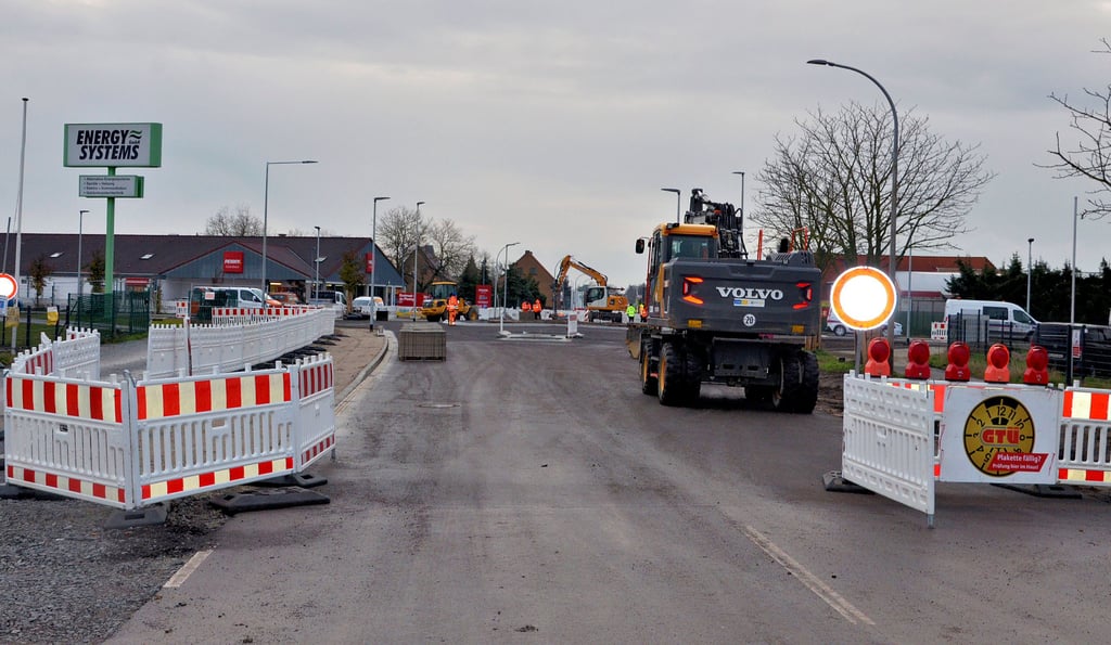 Die Baustelle zur Errichtung eines neuen Kreisverkehrs in Schönebeck an der Magdeburger Straße/Welsleber Straße war für ansässige Unternehmen eine Gedulds- und Belastungsprobe. Ein Dreivierteljahr mussten sie bereits Beeinträchtigungen hinnehmen – hat das nun bald ein Ende?