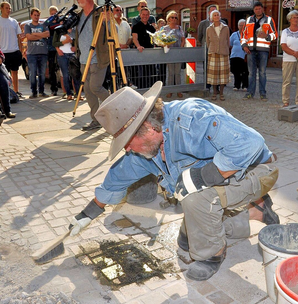 In Osterburg hat der hessische Künstler Gunter Demnig vor ein paar Jahren schon fünf Stolpersteine gesetzt.
